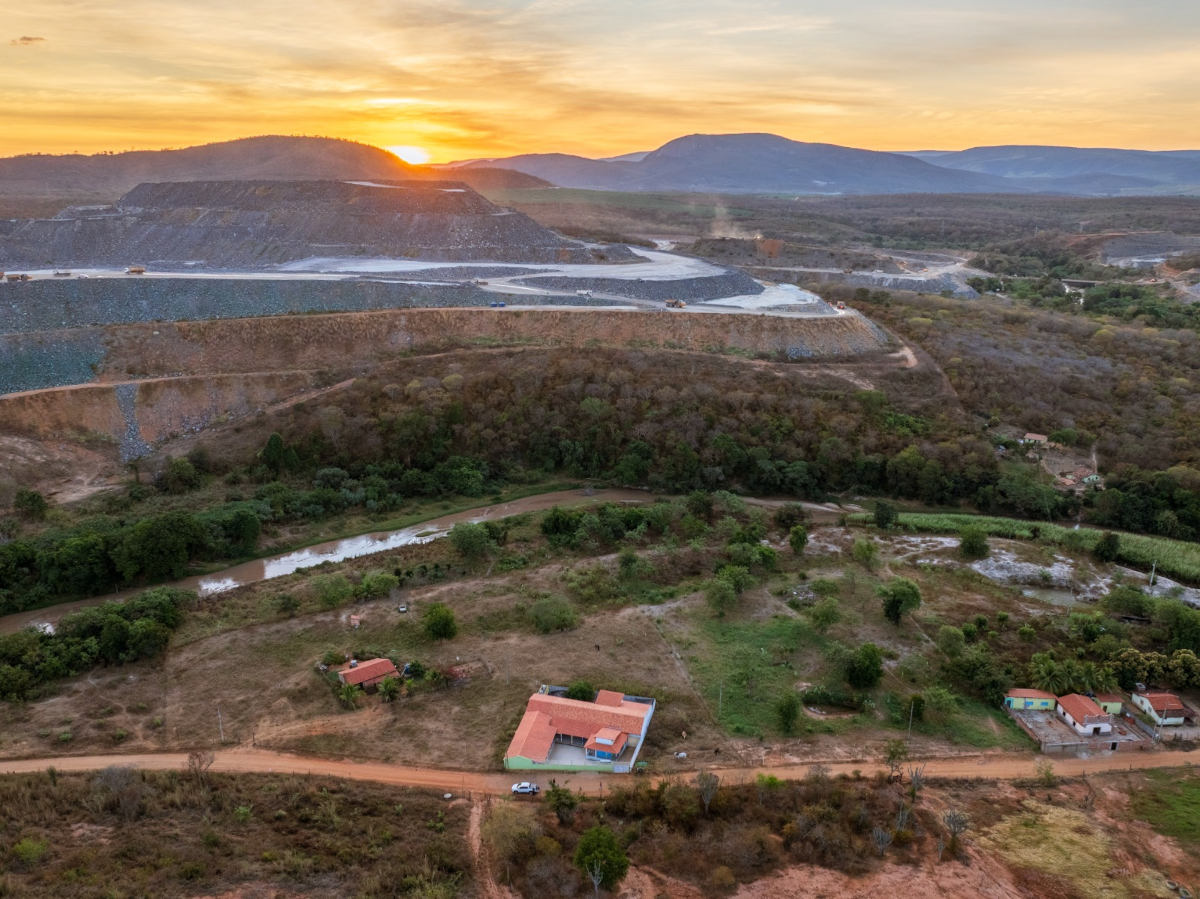 Residências da comunidade Piauí Poço Dantas estão a cerca de 100 metros de uma das pilhas de rejeitos da Grota do Cirilo, mina de lítio da Sigma em Araçuaí e Itinga, municípios no Vale do Jequitinhonha (Foto: Jamie Malcom-Brown/Cultural Survival)