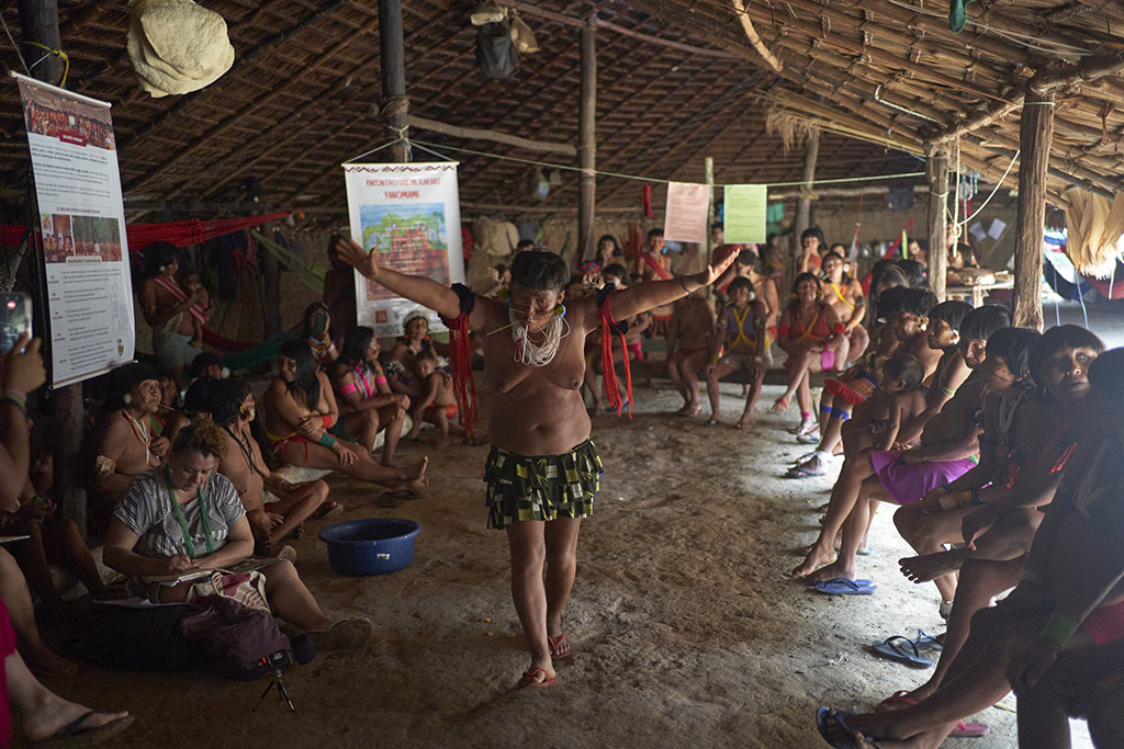 Cerca de 60 mulheres de diversas regiões da TI Yanomami se reuniram na comunidade de Rokoari (Foto: Mariana Greif/Repórter Brasil)