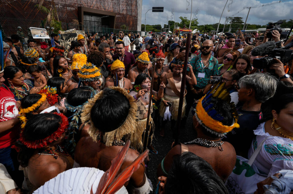 Alessandra Munduruku discursa em manifestação durante a COP 30, em Belém, contra o avanço de grandes projetos sem consulta às comunidades afetadas, como a Ferrogrão e a hidrovia no rio Tapajós (Foto: Fernando Martinho/Repórter Brasil/Novembro de 2025)