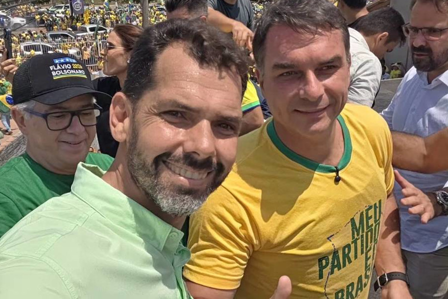 Vinícius Borba, escolhido para comandar a Secretaria de Meio Ambiente do Pará, com Flávio Bolsonaro em ato de campanha na segunda-feira (19 de outubro), em Marabá, no sudeste paraense (Foto: Instagram/Reprodução)