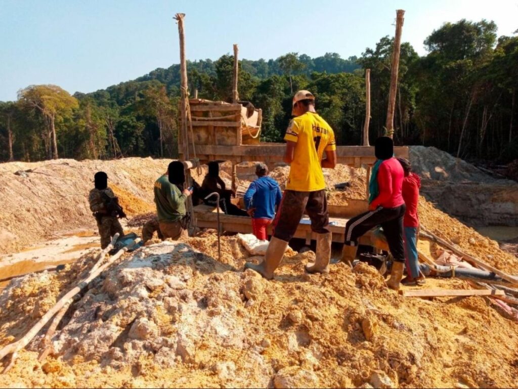 Garimpeiros trabalham em mineração de ouro em Jacareacanga (PA) sem luvas ou capacetes de segurança; em 2020, cinco pessoas foram resgatadas do trabalho escravo no local (Foto: Reprodução/MTE)