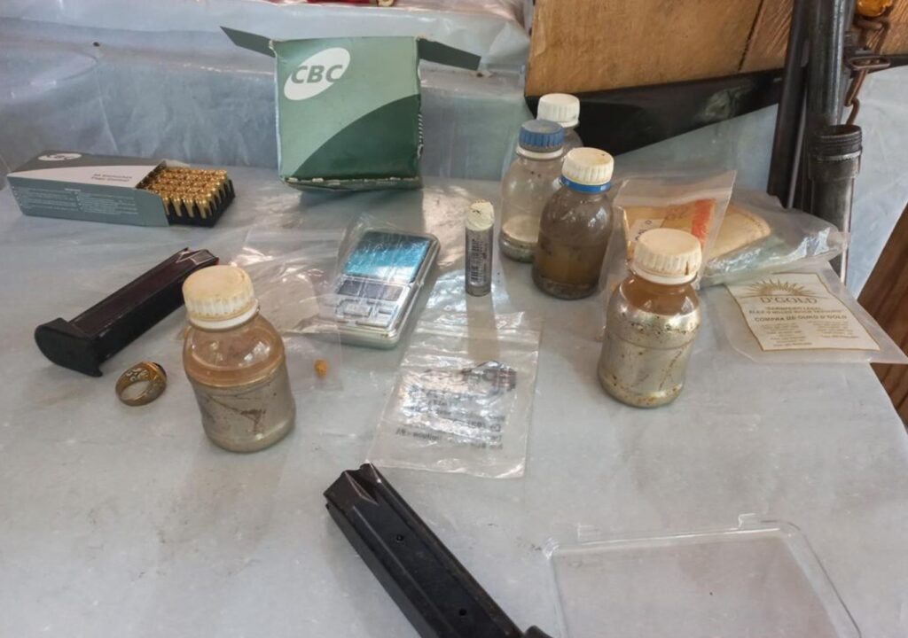 Frascos de mercúrio ao lado de balança de precisão e munições apreendidas durante fiscalização em Maués/AM (Foto: Reprodução/MTE)