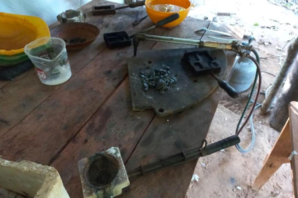 Instrumentos utilizados pelos garimpeiros para separar o ouro de impurezas; mercúrio usado no processo é altamente tóxico (Foto: Reprodução/MTE)