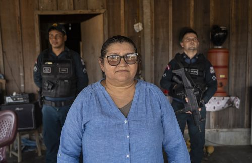 A trabalhadora rural Joelma vive há duas décadas escoltada por policiais militares, que a defendem de pistoleiros contrários à reforma agrária (Foto: Fernando Martinho/Repórter Brasil)