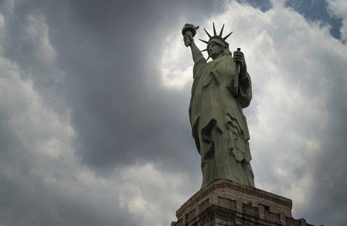 Estátua da rede Havan em Marabá, no sul do Pará (Foto: Fernando Martinho/Repórter Brasil)