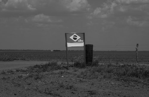 Itanhangá, Mato Grosso, Brasil 13-09-2023 Porteiras de sítios no assentamento onde está o Acampamento Nova Aliança. Série de reportagens do projeto Pulitzer Center sobre violência no campo. Percorremos assentamentos e acampamentos em várias cidades do Mato Grosso e Pará, mostrando como a política do governo do ex–presidente Jair Bolsonaro amplificou a violência na Amazônia. ©Foto: Fernando Martinho