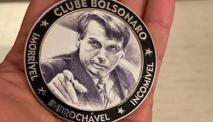 Bolsonaro dá medalha de ‘imbrochável’ a vendedor de equipamentos de garimpos