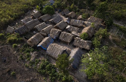 Vista aérea do acampamento São Vinícius, onde vivem cerca de 20 famílias em barracos de um cômodo sem banheiro, água ou energia elétrica (Foto: Fernando Martinho/Repórter Brasil)