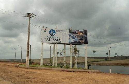 Outdoor anuncia a entrada da fazenda Talismã (Fernando Martinho/Repórter Brasil)